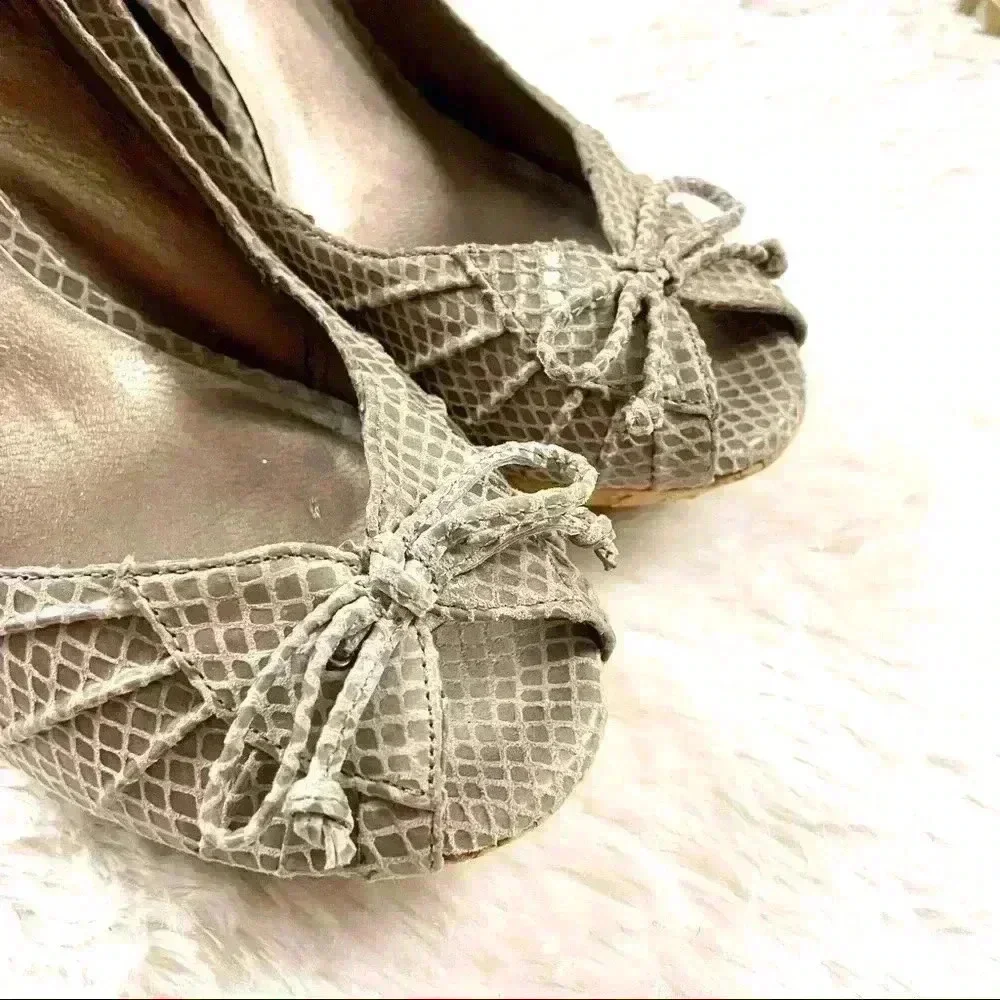 Moda Gray Snakeskin Peep Toe Gold Lined Platform Wooden Heels Size 9M‎